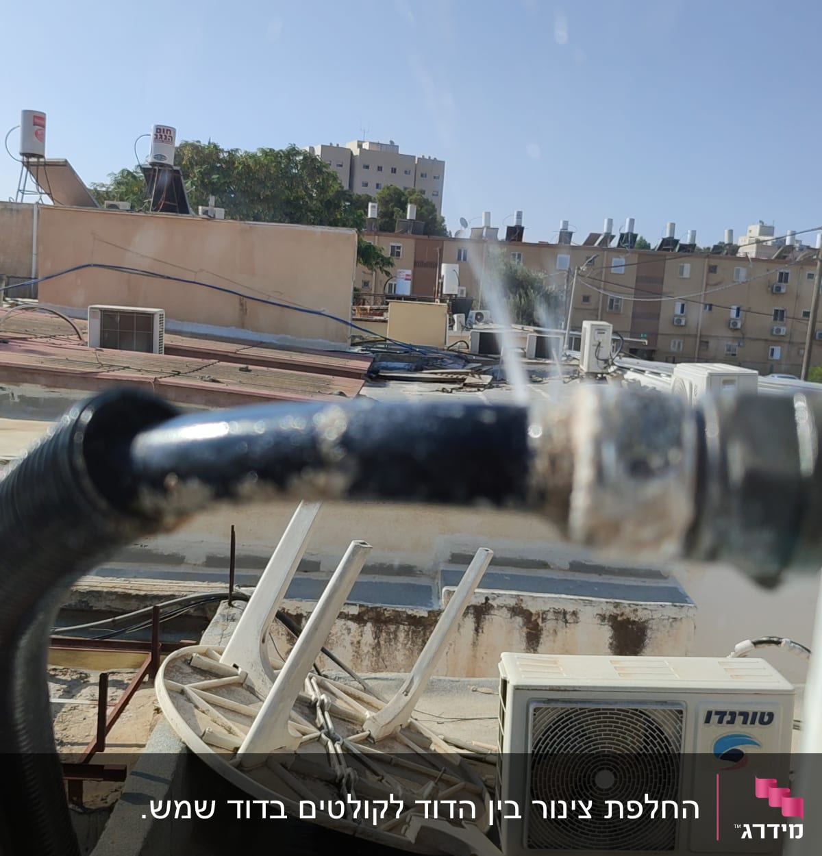 נזילת מים מצינור דוד שמש על גג